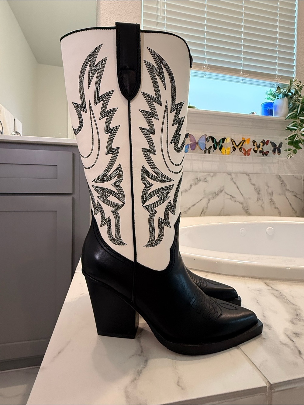 Dolce Vita Blanch boot black and white size 6